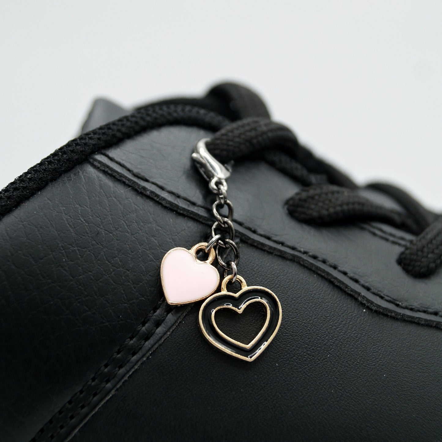 Shoe pendant hearts black and pink 1pc.