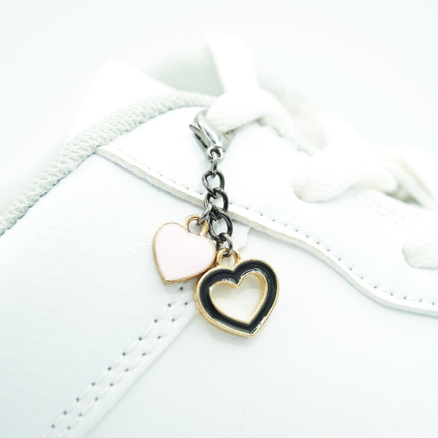 Shoe pendant hearts black and pink 1pc.