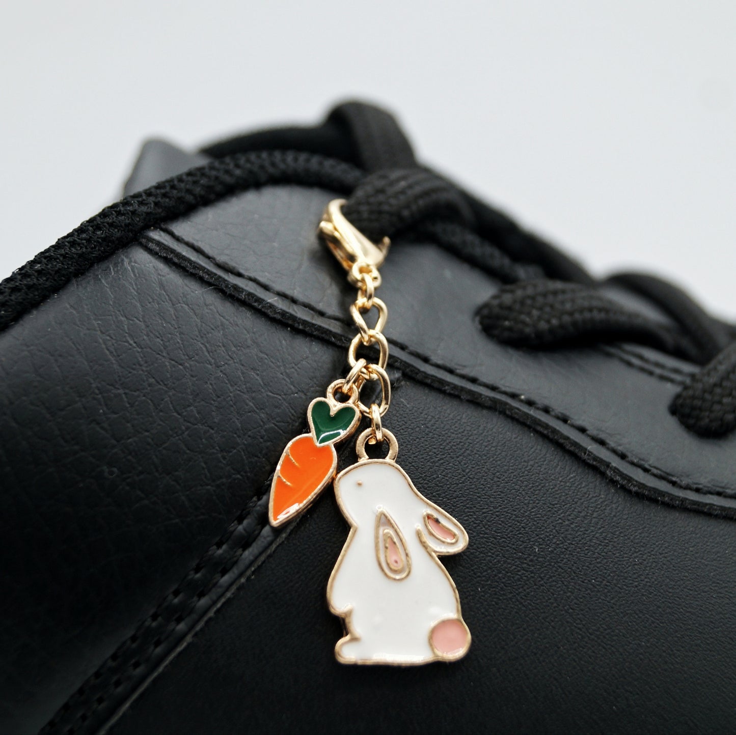 Shoe pendant rabbit with carrot 1 piece.