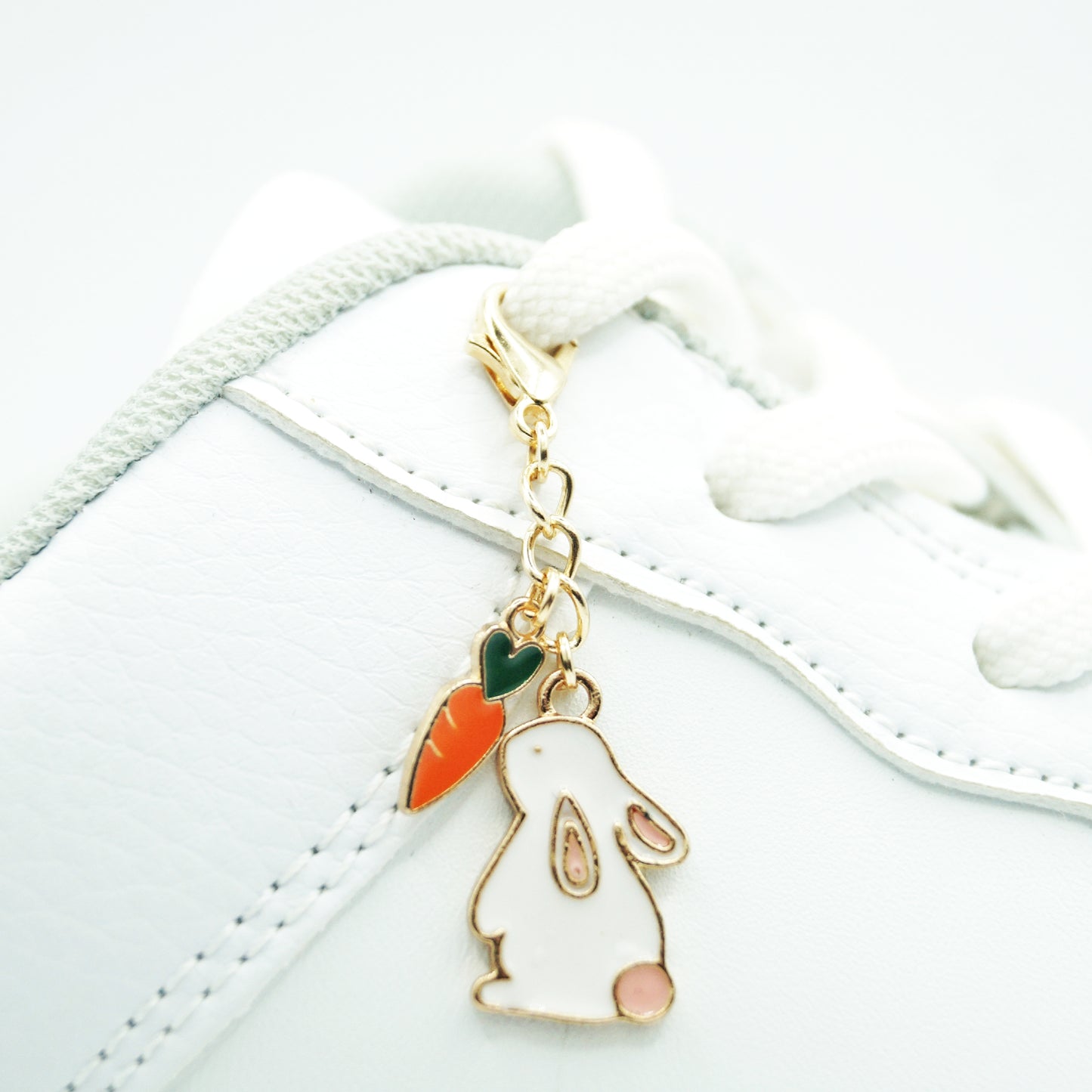 Shoe pendant rabbit with carrot 1 piece.