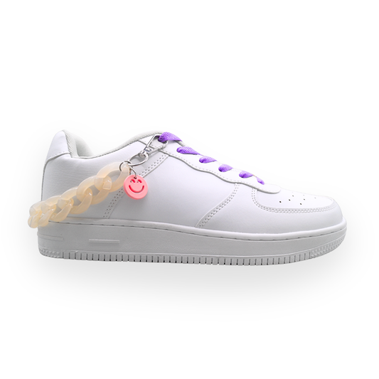 Catena di scarpe con sorriso bianco