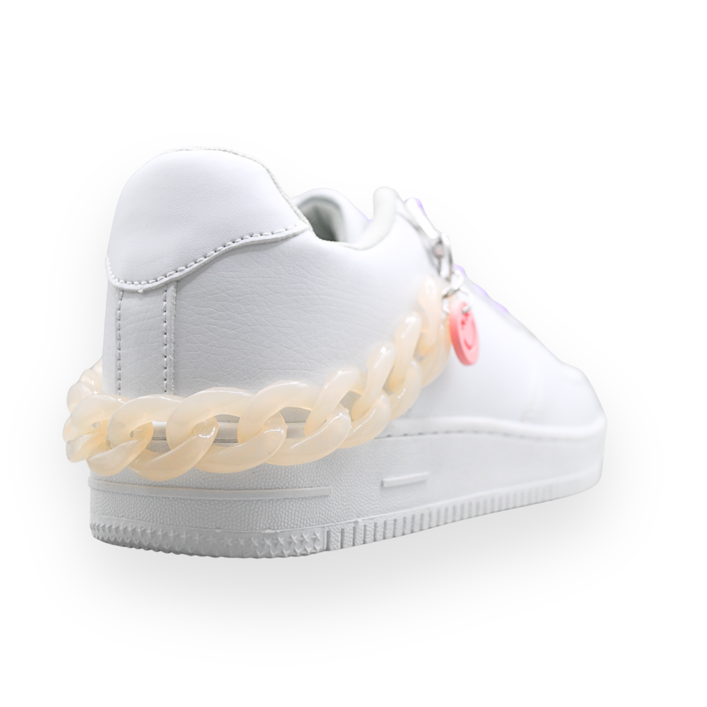 Catena di scarpe con sorriso bianco