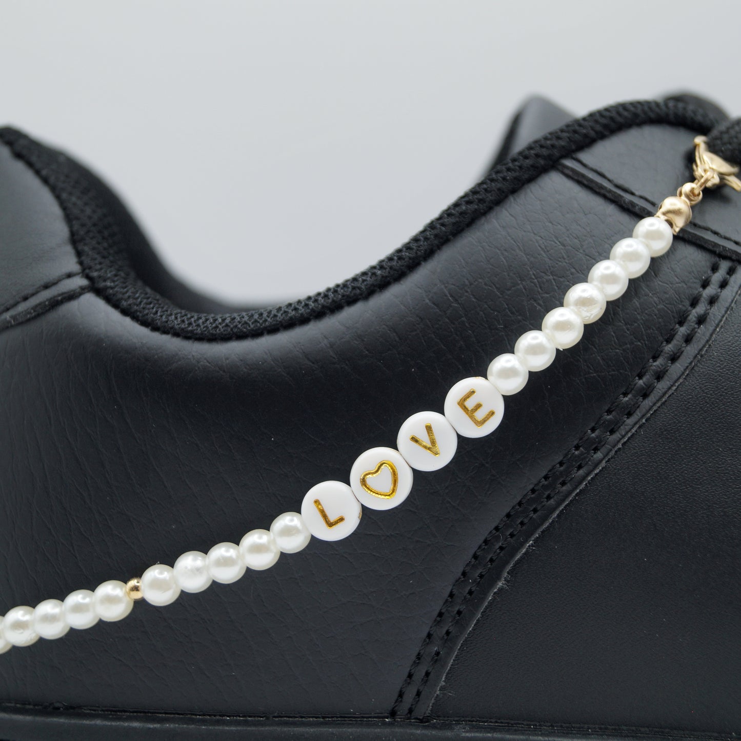 Shoe chain love pearls gold 1 piece