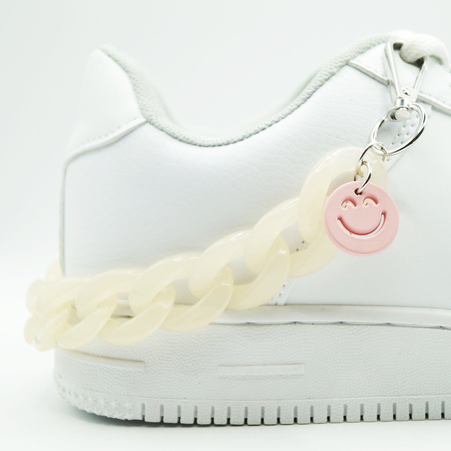 Shoe chain with smile white 1 piece