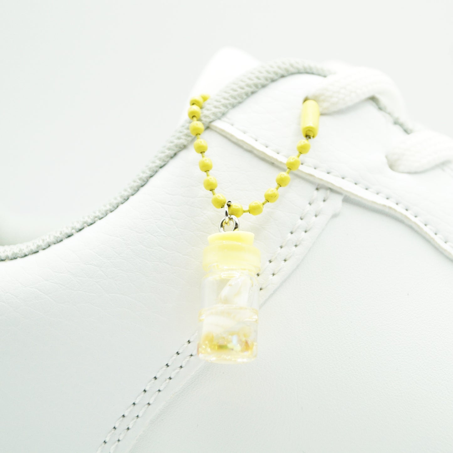 Shoe pendant shell in glass yellow 1 piece.