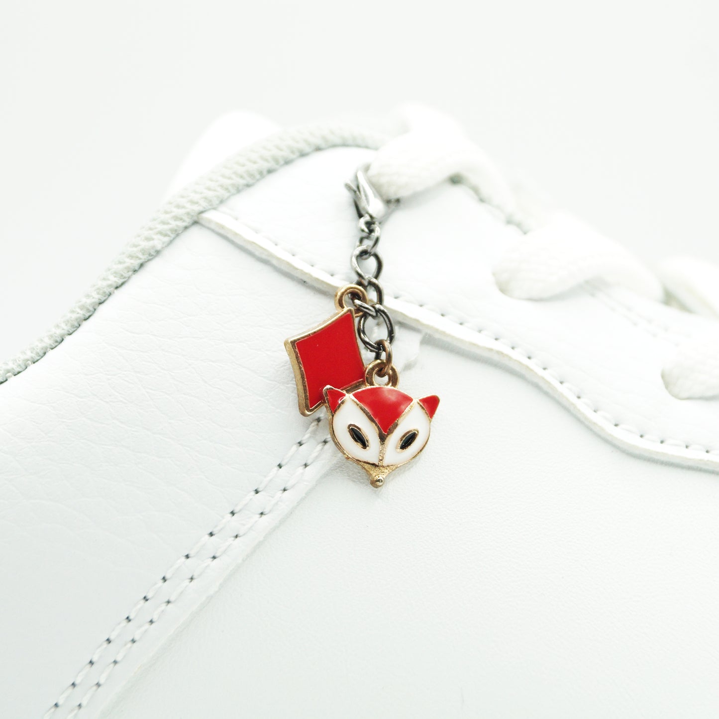 Shoe pendant fox red metal 1 piece.