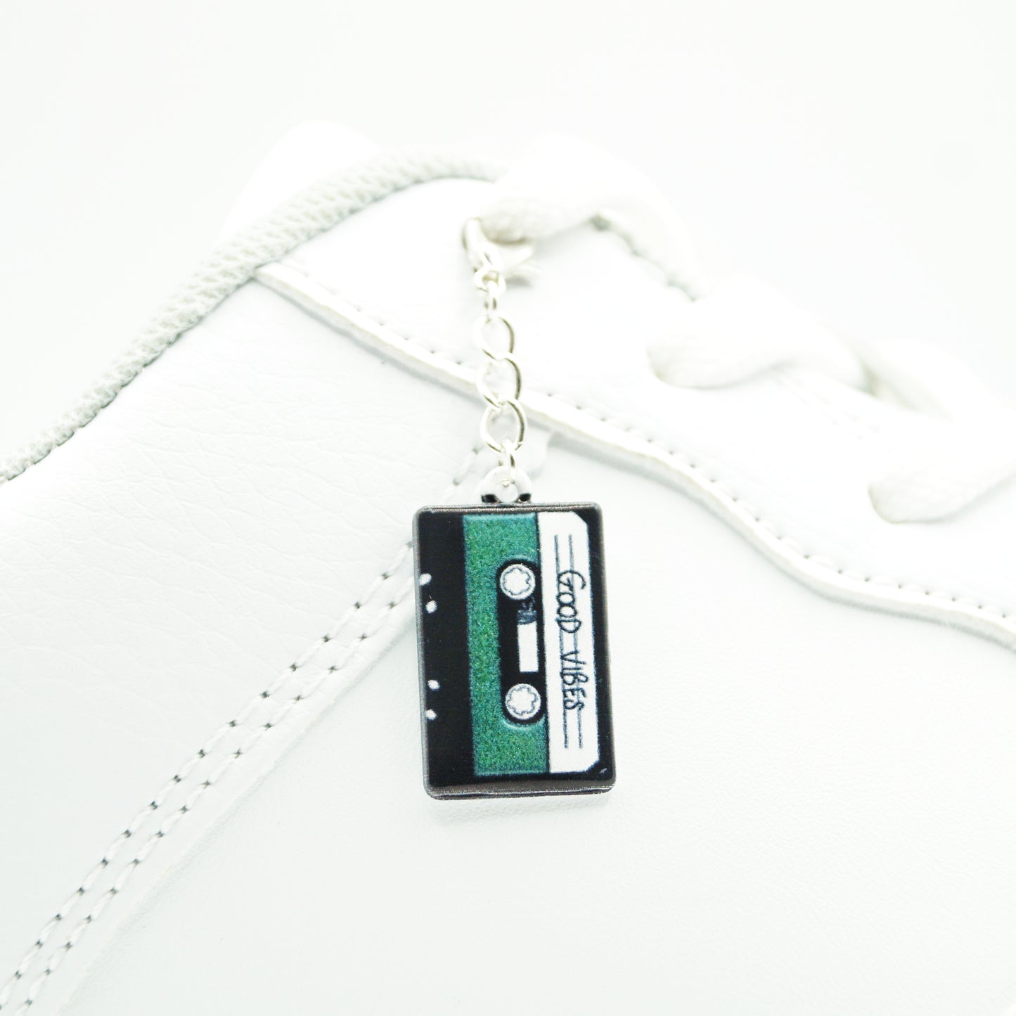 Shoe pendant "Good Vibes" cassette green metal 1 piece.