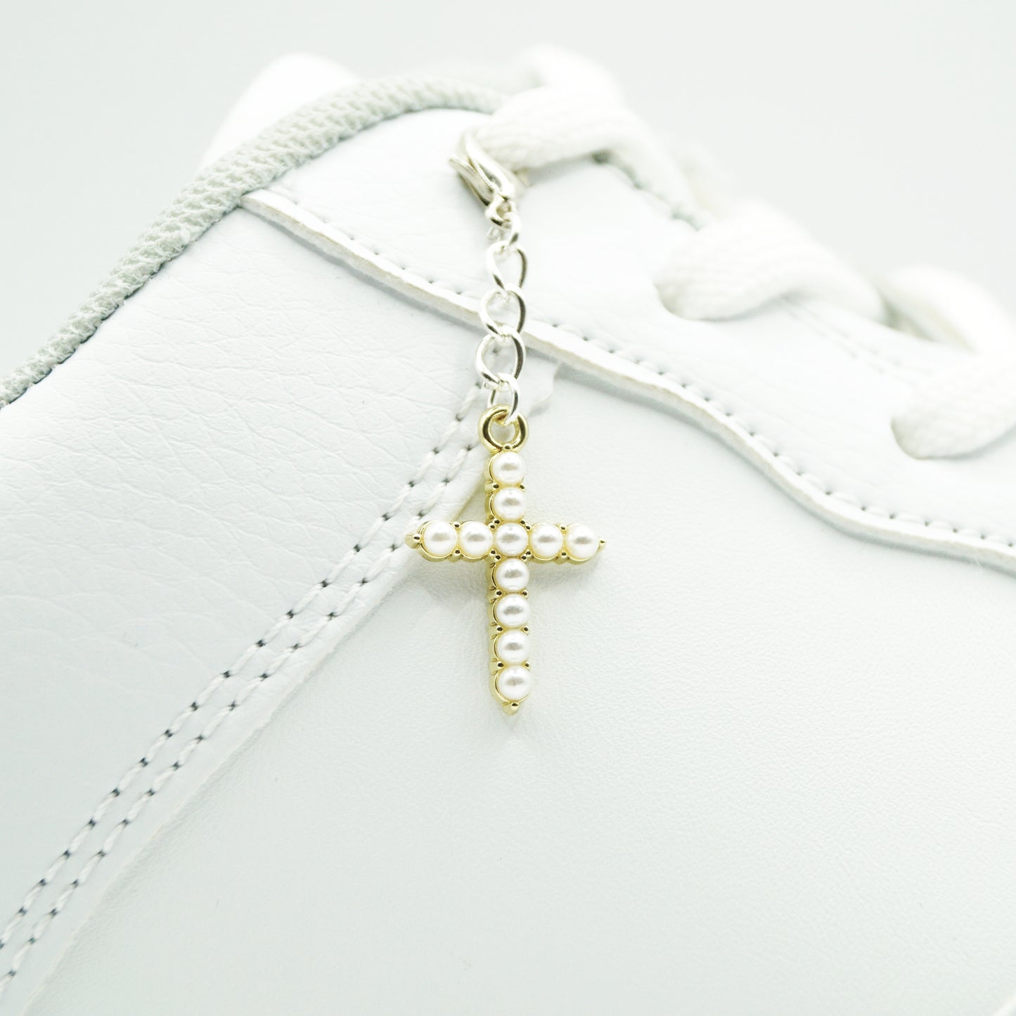 Shoe pendant cross beads metal 1 piece.